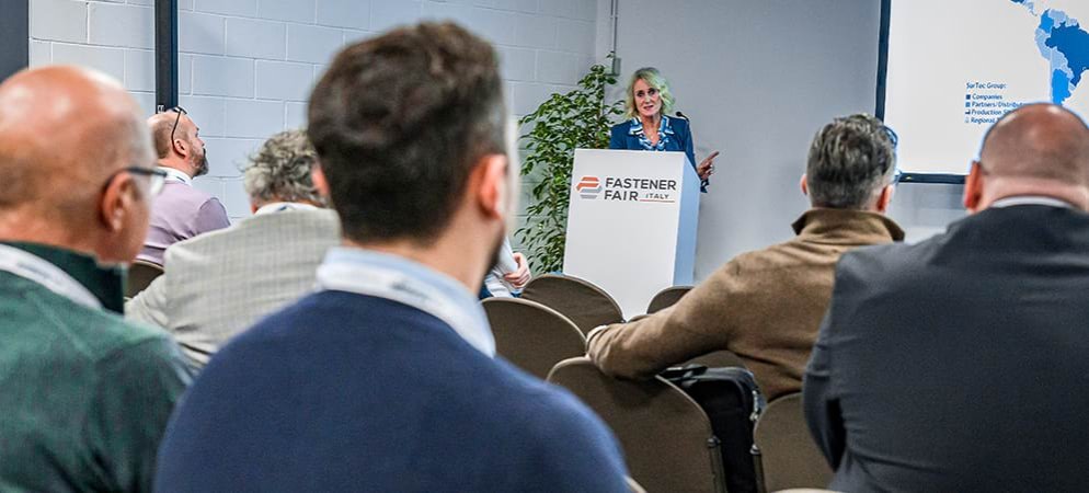 Visitatori che ascoltano un relatore della conferenza a Fastener Fair Italy